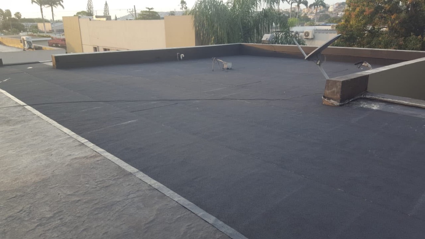Terraza con membrana negra subiendo por el pretil