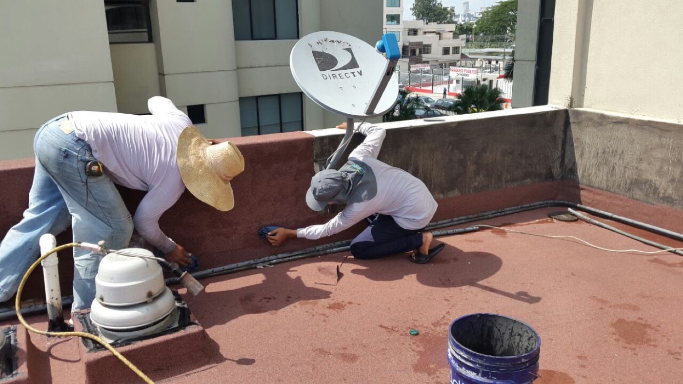 Técnicos sellando la membrana en el pretil